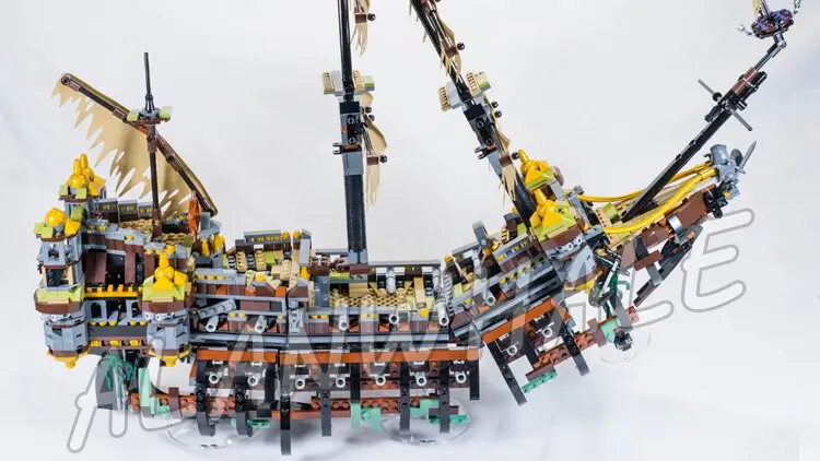 2324Pcs Battle Ship Pirates Of The Caribbean Silent Mary Flagship 10680 Model Building Blocks Bricks Toys Compatible With Lego 2