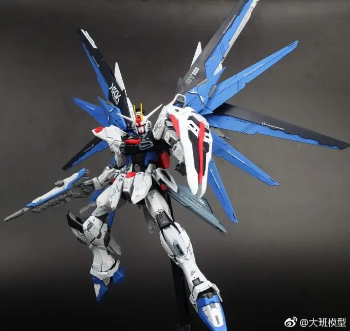 Db Mg 1/100 Gundam Model Zgmf-X10a Freedom 2.0 Destroy Armor Unchained Mobile Suit Kids Toys Bandai 1