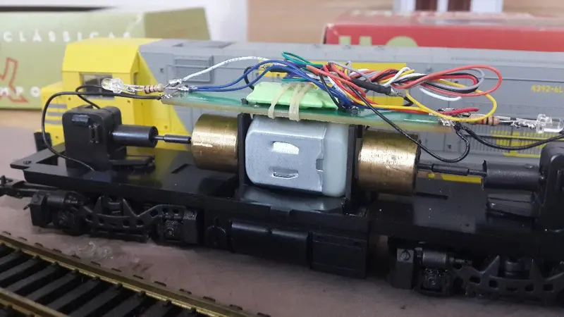 Dcc Loco Decoder For Ho & N Scale Model Train With 4 Function With 9 Wire And Stay Alives Wires 870014/Laisdcc/Kungfu Serie 2