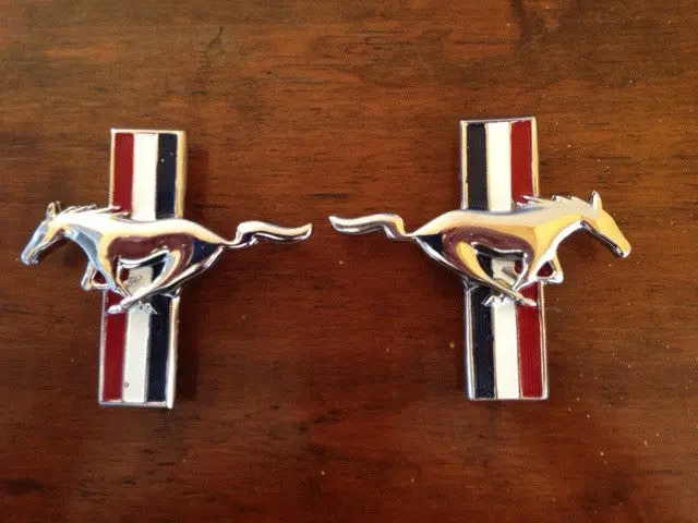 Par De Emblemas Pony Mustang 1965 - 1968 1