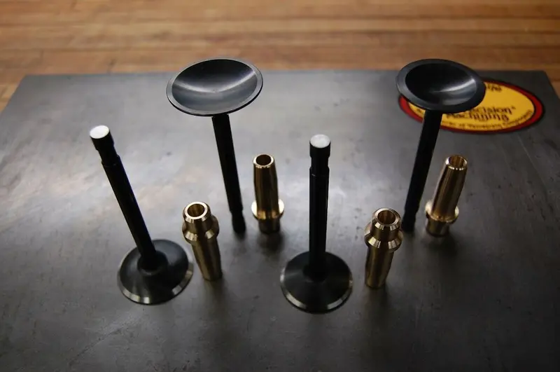 Vintage Triumph 650 Black Diamond® Valve/Guide Kit 1